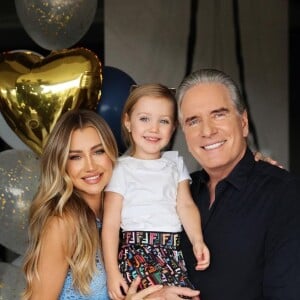 Ana Paula Siebert é casada com o apresentador Roberto Justus, com quem tem uma filha, Vicky, de 4 anos