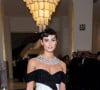 Taylor Hill apostou em vestido branco com decote transversal preto brilhante para o Festival de Cannes 2024