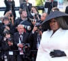 Yeseult ousou um terinho preto e branco combinando com chapéu no Festival de Cannes 2024