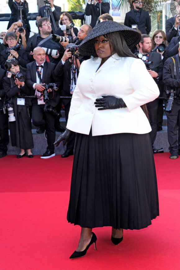 Yeseult ousou um terinho preto e branco combinando com chapéu no Festival de Cannes 2024