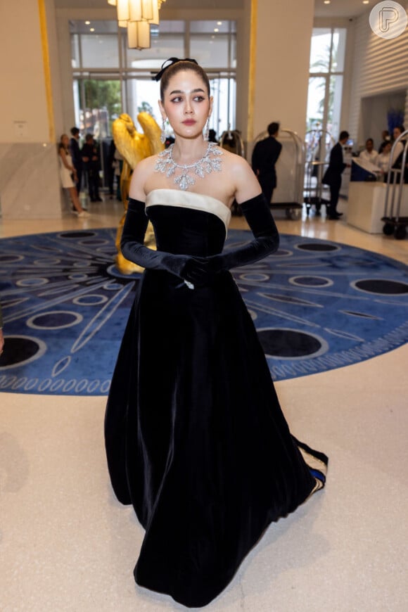 Araya Hargate usou um look todo preto com detalhe branco no decote para o Festival de Cannes 2024