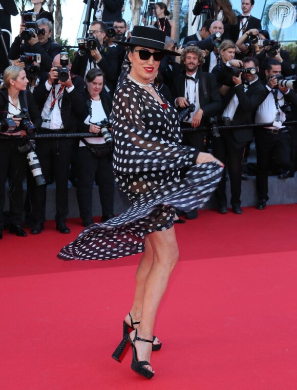 Rossy de Palma foi na clássica estampa preta e branca poá no Festival de Cannes 2024