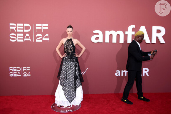 Kasia Struss apostou em vestido branco com renda preta para o Festival de Cannes 2024