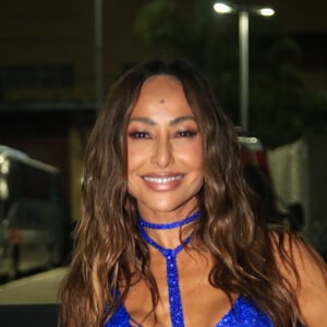 Sabrina Sato deixou a lingerie à mostra em vestido transparente azul para acompanhar o sorteio da ordem dos desfiles do Grupo Especial para o carnaval 2025 do RJ