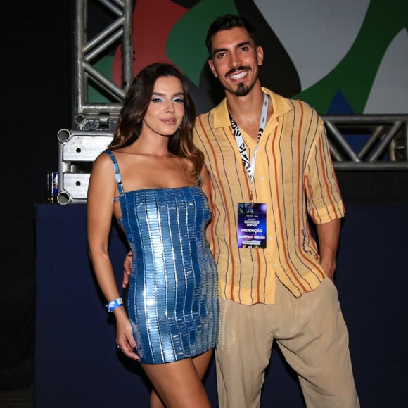 Giovanna Lancellotti posou com o noivo, Gabriel David, no pré-carnaval 2025