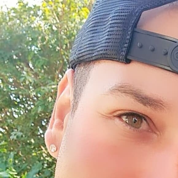 O SBT definiu o destino do ator e humorista Tiago Barnabé, intérprete da personagem Narcisa, que acompanha Eliana todos os domingos na emissora