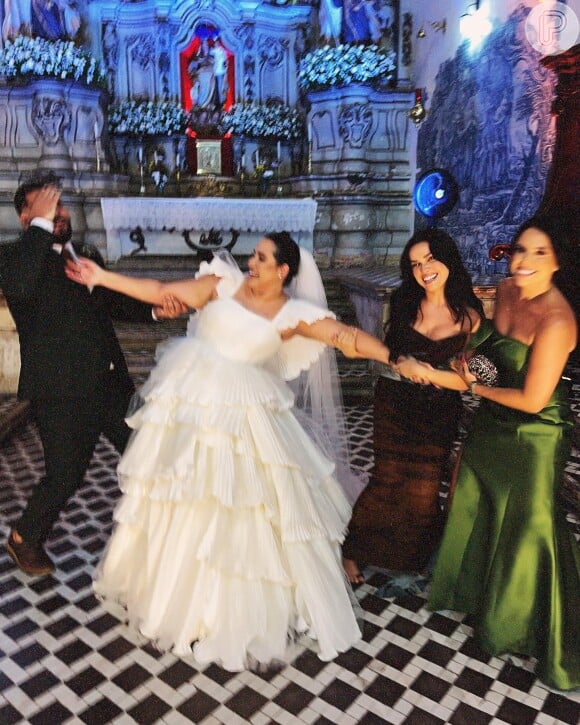 Juliette se divertiu no casamento ao lado de amigos