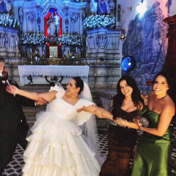 Juliette se divertiu no casamento ao lado de amigos