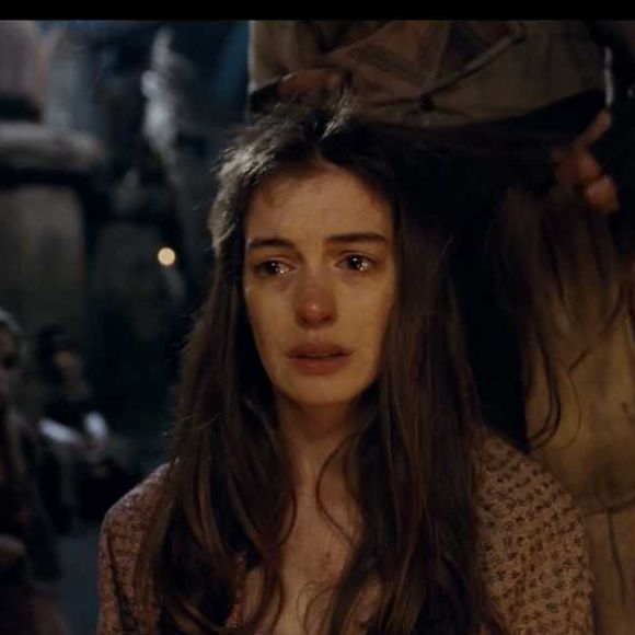 No longa, adaptação de um musical da Broadway, Anne Hathaway interpretou a prostituta Fantine, que chegou à beira da morte