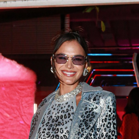 Sobretudo de animal print: Bruna Marquezine usou look de azul metálico