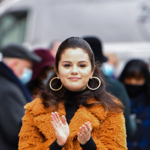 Sobretudo com efeito de pelúcia: look de Selena Gomez ficou fofo com esse casaco de frio