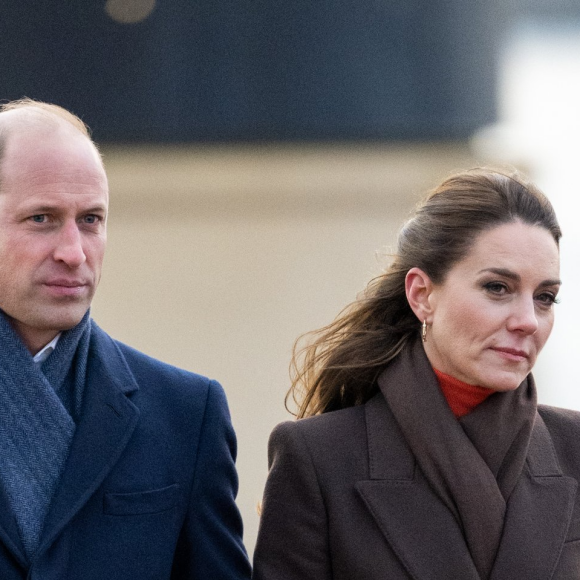 Trench coat é feito de lã e costuma ter abotoamento duplo, como essa peça usada por Kate Middleton