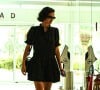 Bruna Marquezine apareceu usando vestido preto, óculos de sol e sapatilha vermelha em shopping do Rio de Janeiro