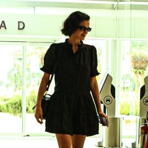 Bruna Marquezine apareceu usando vestido preto, óculos de sol e sapatilha vermelha em shopping do Rio de Janeiro