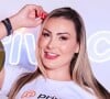 Andressa Urach mostra resultado de retirada das costelas e conta quanto perdeu de circunferência