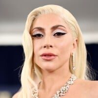 Lady Gaga quebra o silêncio sobre gravidez após viralizar com barriguinha em casamento e surpreende: 'Chorando muito'