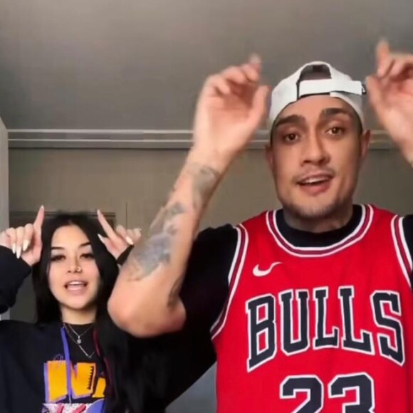 MC Binn publicou um vídeo dançando ao lado da nova namorada e também a deu um selinho