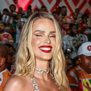 Yasmin Brunet adora o Carnaval e está sempre apostando em looks brilhantes. Um exemplo é essa mistura diferente de dourado com prata