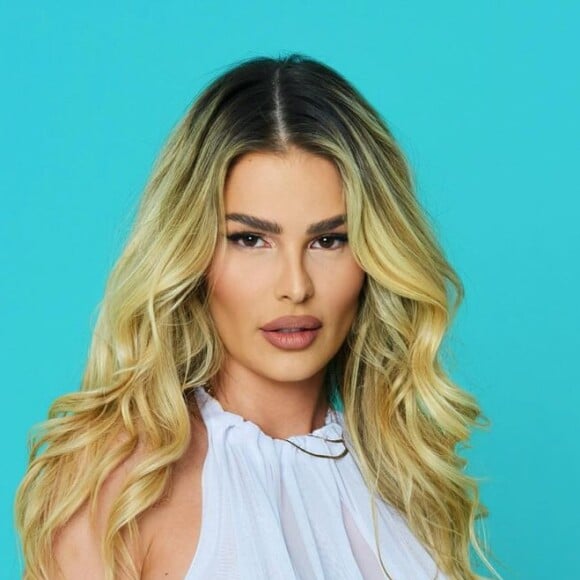 O look de Yasmin Brunet no 1º dia do 'BBB 24' é um dos mais comentados até hoje. Trata-se de um vestido que simula ondas do mar