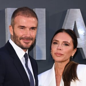 Victoria Beckham também é famosa pelo seu casamento com o jogador de futebol David Beckham