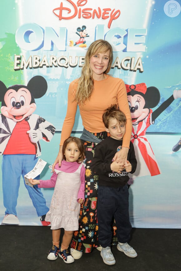 Repórter da Globo, Natália Ariede levou os filhos, Vicente (de 5 anos) e Martina (de 3 anos) ao Disney On Ice, no Ginásio do Ibirapuera, em São Paulo