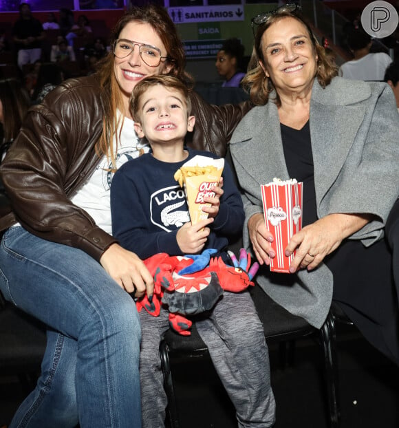 Filho de Rafa Brites e Felipe Andreoli, Rocco, 7 anos, roubou a cena com lookinho grifado da Lacoste. Jornalistas são pais também de Leon, de 2