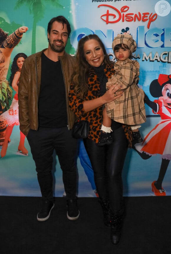 Filha de Renata Dominguez e Leandro Gléria, Giulia, 1 ano, mostrou muito estilo com uma boina combinando com o look