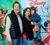 De calça jeans, filho de Gisele Itié e Guilherme Winter, Pedro Luna, 4 anos, foi ao Disney On Ice com a mãe e o avô paterno, Fernando