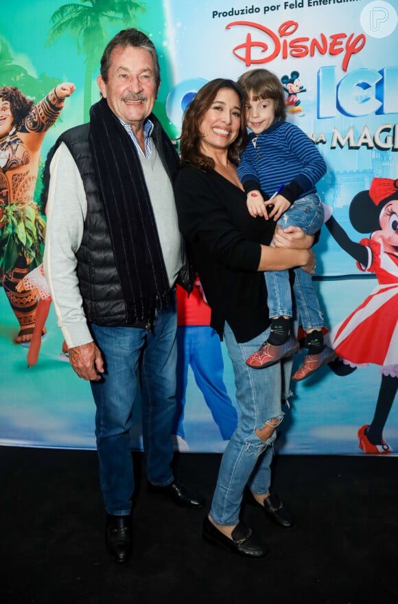 De calça jeans, filho de Gisele Itié e Guilherme Winter, Pedro Luna, 4 anos, foi ao Disney On Ice com a mãe e o avô paterno, Fernando