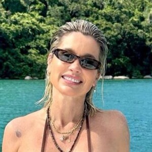 Flávia Alessandra comemora 50 anos com ensaio sensual e novas perspectivas de vida