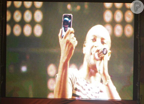 Thiaguinho faz show em Guraujá, em São Paulo, e Neymar assiste o show por videoconferência, em 23 de janeiro de 2014