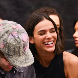 Bruna Marquezine e João Guilherme riram muito juntos durante o desfile da marca de Sasha Meneghel