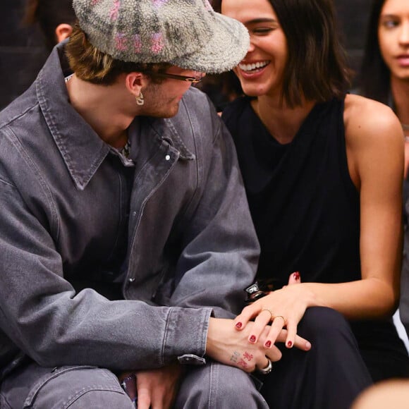 Juntos, Bruna Marquezine e João Guilherme assistiram o desfile de Sasha lado a lado e exalando sintonia