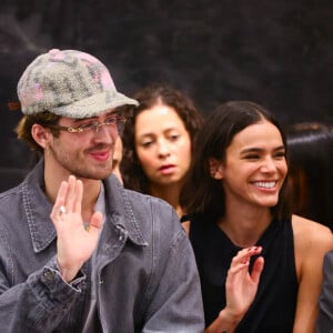 Bruna Marquezine e João Guilherme acenaram juntos para conhecidos durante o desfile