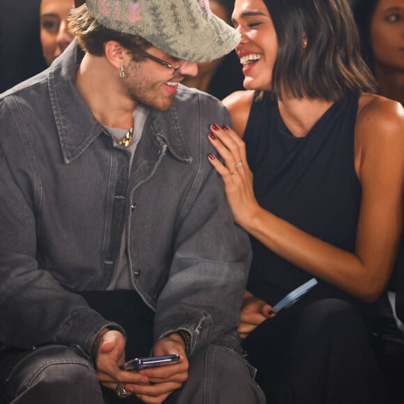 Bruna Marquezine e João Guilherme se divertiram durante o desfile da Mondepars, grife de Sasha