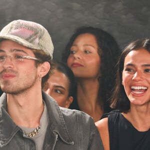 Bruna Marquezine estava animada com o primeiro desfile de Sasha e teve a companhia de João Guilherme Ávila