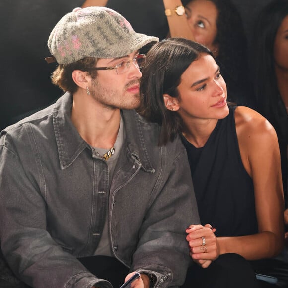 Bruna Marquezine trocou carinhos com João Guilherme durante o desfile de Sasha Meneghel