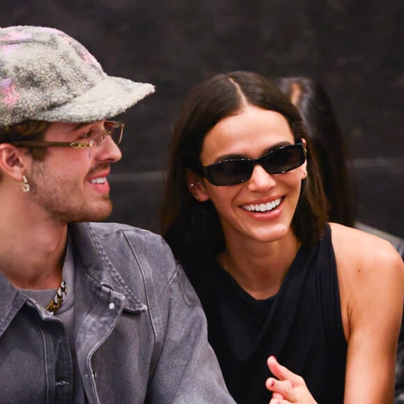 Bruna Marquezine e João Guilherme dão risadas juntos em desfile da Mondepars