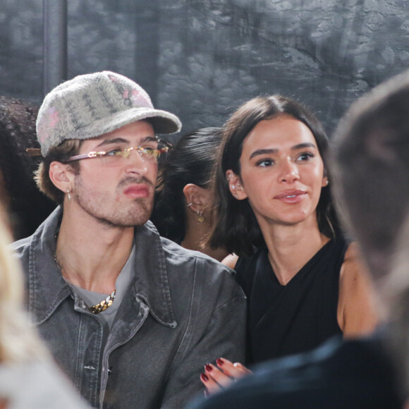 Bruna Marquezine e João Guilherme foram fotografados juntos durante o 1º desfile da Mondepars, grife de Sasha