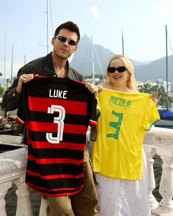 Nicola Coughlan e Luke Newton estiveram no Brasil recentemente