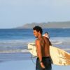 Flávio Canto aproveita a temporada em Fernando de Noronha para praticar o surf