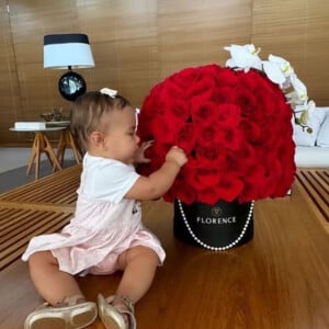 Bruna Biancardi ganha buquê de rosas vermelhas no Dia dos Namorados