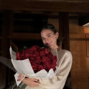 Bruna Marquezine ganha buquê de rosas vermelhas e surge emocionada em foto