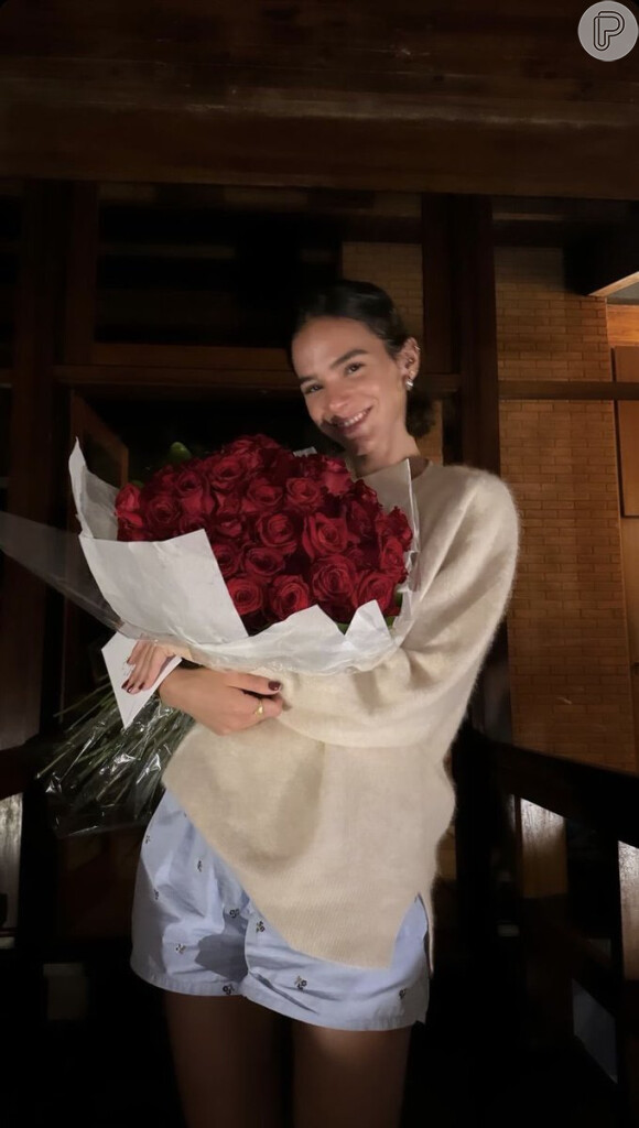 Bruna Marquezine ganha buquê de rosas vermelhas e surge emocionada em foto