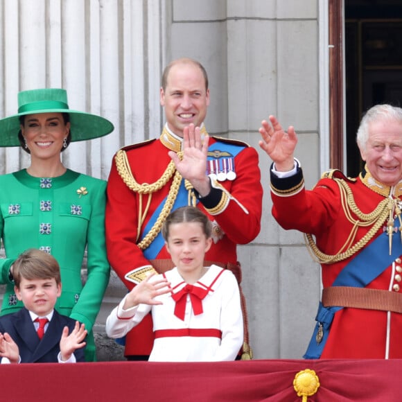 O Trooping of the Colour, vale explicar, é um evento que comemora de forma simbólica o aniversário do atual Soberano. Rei Charles III completa 76 anos apenas em novembro