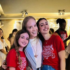 Angélica posou com a filha, Eva, e uma companheira de cena da menina