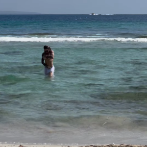 Esposa de Monique Evans se jogou no mar sem a parte de cima do biquíni e usando apenas um short branco