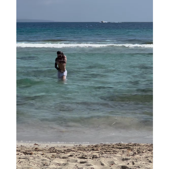 Esposa de Monique Evans se jogou no mar sem a parte de cima do biquíni e usando apenas um short branco