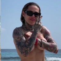 Esposa de Monique Evans, Cacá Werneck faz topless e exibe corpo tatuado em viagem de lua de mel: 'Peito lindo'