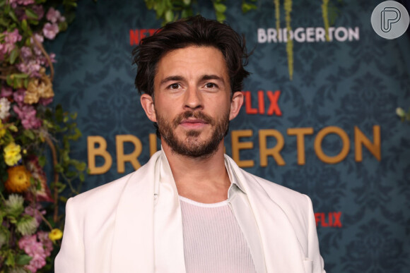 Jonathan Bailey, de 'Bridgerton', revelou que está namorando 'um homem adorável'